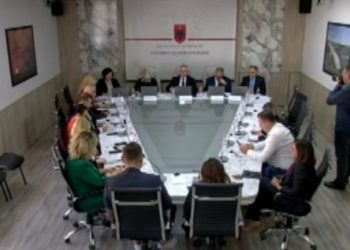 ERE pezullon rritjen e çmimit të energjisë elektrike për tetorin