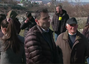 Rrugë të pa asfaltuara/ Banorët në Shkodër: Të zgjerohet aksi, nevojiten…