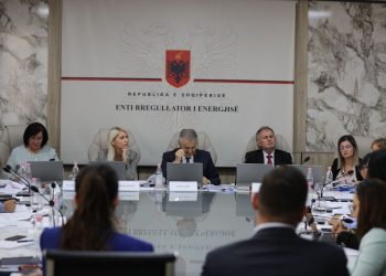 Thikë me dy presa/ ERE anuloi rritjen e çmimit në tetor, por shtyu aplikimin nga 1 nëntori