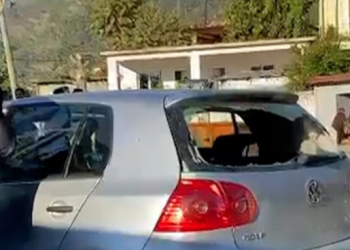 Makina përplasi 4-vjeçarin në Elbasan, banorët në protestë: Po na vriten fëmijët…