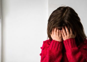 Gjyshi dhunon mbesën e mitur në pastiçeri, alarmohen klientët