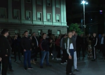 Protestuesit thërrasin Ramën para Kryeministrisë: Ku je fshehur? Dil jepi llogari nënës së Learit