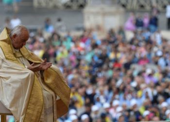 Papa i bën thirrje botës “të mësojë nga historia” mbi kërcënimet bërthamore