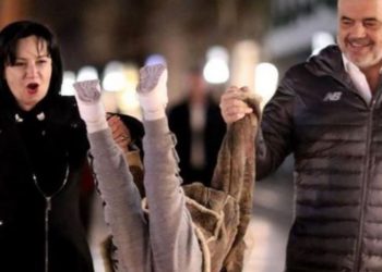 Rama viziton Vlorën me familjen, veshja e kryeministrit dhe anëtarëve të tjerë…