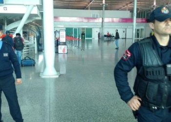 I vodhi çantën shqiptarit në Rinas, kapet 47-vjeçar nga Anglia