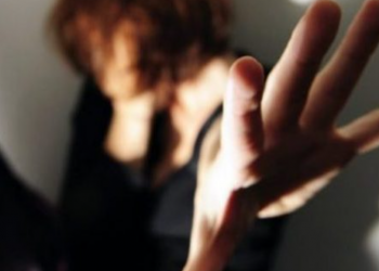 Ndodh në Korçë, 54-vjeçarja dhunon rëndë motrën