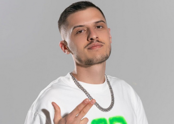 U kritikua se vesh të njëjtat rroba, reagon për herë të parë këngëtari shqiptar (FOTO) 