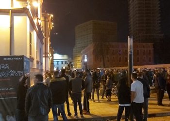 “Të bashkohemi…”/ Protesta për vdekjen e Lear Kurtit, qytetari: Rama largohet, sa herë ka revoltë