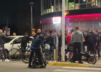 Aksident te “Pallati me Shigjeta”, makina përplas motorin