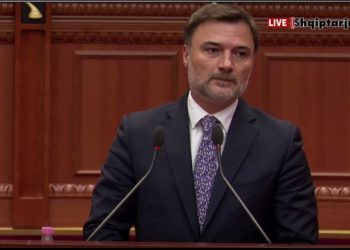 Alibeaj u kërkon ndjesë shqiptarëve: Për hapjen e dosjeve jemi kokulur!