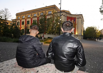 “Thashë se u mbytëm”/ “Daily Mail” ndjek në Tiranë të rinjtë shqiptarë që kaluan me gomone në Angli