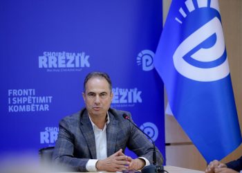 Deputeti i PD publikon sms: Administrata po merret me dhunë në takimin e Ramës