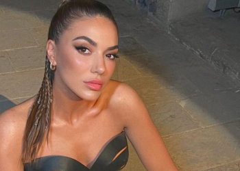 Elvana shfaqet me çantë në krah teksa këndon, ja video që bën xhiron e rrjetit