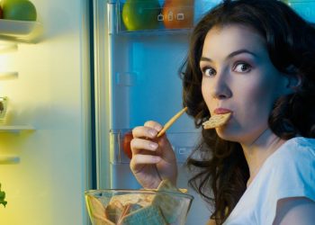 Doni të bini nga pesha? Ky është orari ideal për të ngrënë darkën