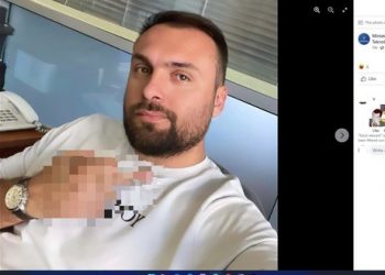 Skandali/ Ministria e Arsimit në Kosovë publikon foton e të riut duke nxjerrë gishtin e mesit