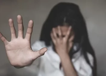 “Më tregonte makinat ku duhej të hipja”, dëshmia tronditëse e 12-vjeçares së përdhunuar në Greqi