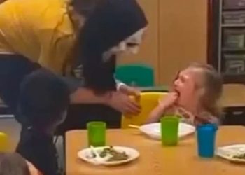 Pamje shokuese/ Edukatorja vë maskën e frikshme, fëmijët shpërthejnë në lot të tmerruar (VIDEO)