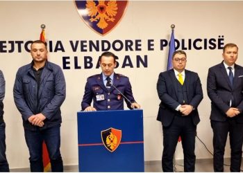 Policia e Elbasanit në konferencë: Zbulohet arsenali i armëve, 2 të arrestuar
