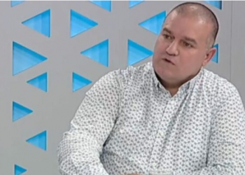 Rrihet brutalisht gazetari shqiptar, goditet me shufra hekuri në fytyrë (FOTO)