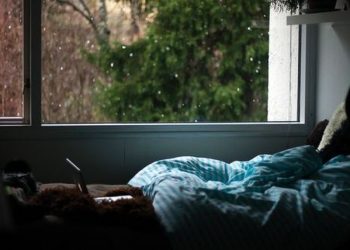 Pse jemi të mërzitur dhe na flihet gjumë kur bie shi?