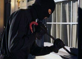 Grabitet gjatë natës një banesë në Vaun e Dejës, autorët marrin para dhe “Benzin”