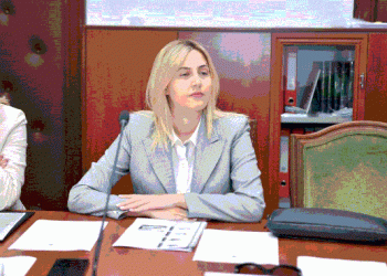 “E di mesataren tënde”/ Debatet në Komision, Zhupa i përgjigjet Kushit: Kujdesi arsimor është zero!