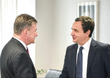 Pas Escobar, Lajçak takohet me Kurtin në Prishtinë