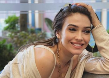 U “kryqëzua” se puthi vajzën e saj në buzë, Jonida Vokshi bën deklaratën e fortë (FOTO) 