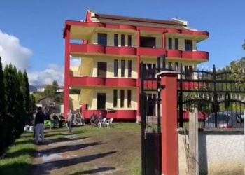 “Jemi të tmerruar”, Shpend Lleshi reagon pasi i grabitën shtëpinë në Klos: Erdhën te krevati ku flija…