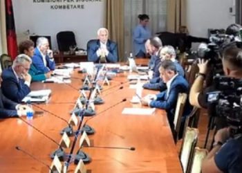 “Kamerat të mbahen hapur”, deputetët përplasen te “Siguria”: Keni nxjerrë shtetin “lakuriq”