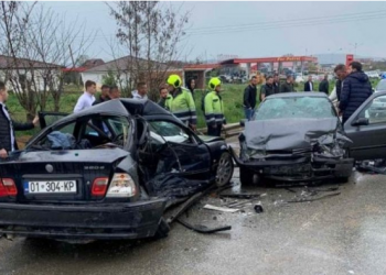 Përplasen dy makina në Durrës, tre të plagosur përfundojnë në spital