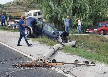 “BMW” përplaset me shtyllën në Vlorë, “merr para“ dhe një mjet tjetër