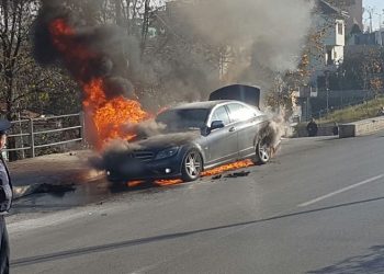 Shkrumbohet makina në Sarandë, policia tregon kujt i përket automjeti
