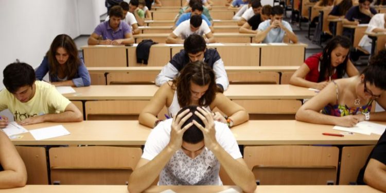 Students take a university entrance examination at a lecture hall in the Andalusian capital of Seville, southern Spain, September 15, 2009. Students in Spain must pass the exam after completing secondary school in order to gain access to university. REUTERS/Marcelo del Pozo (SPAIN EDUCATION SOCIETY) - RTR27V3I