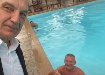 “Po ca bën mor burrë”/ Meta filmon Ndokën nga pishina dhe e poston në Tik Tok (VIDEO)