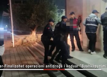 E kthyen lokalin në “dyqan droge”/ 3 të arrestuar në Fier, policia: U gjetën mijëra euro e kokainë