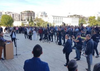 Protesta e pedagogëve, VOA: Vijon bojkoti i vitit të ri akademik, kërkojnë rritje pagash me 50%