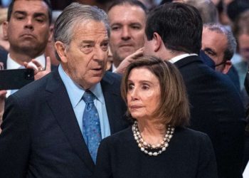 Sulmohet me armë zjarri shtëpia e Nancy Pelosi, plagoset bashkëshorti i saj