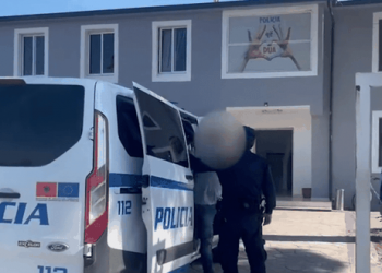 Drogë e armë zjarri me vete, arrestohet “i forti” në Tiranë