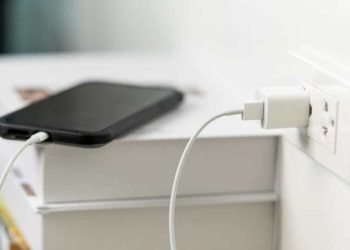 Mos e lini kurrë karikuesin në prizë, nga çfarë rrezikoheni