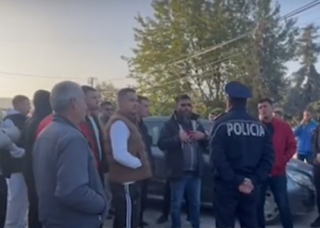Rruga e fshatit Guras në Pogradec në “mëshirë të fatit”, banorët ngrihen në protestë