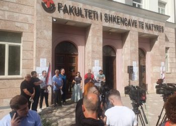 Peticioni i pedagogëve, PL kërkon seancë urgjente me ministren e Arsimit