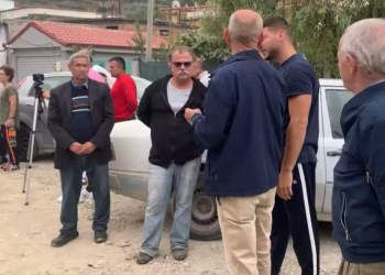Lagja e Vlorës me rrugë të pashtruara, banorët: Ia kanë marrë dorën me gënjeshtra, nuk votojmë…