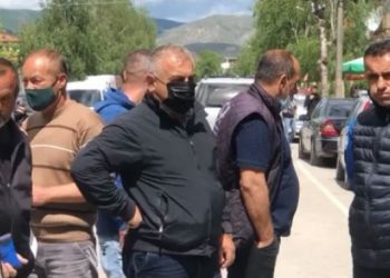 “Më ka ngacmuar djalin”, banorët e fshatit në Korçë protestojnë në mbrojtje të të akuzuarit