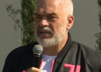 Protesta e pedagogëve/ Rama nuk bindet: Çfarë duan ata? U është rritur paga…