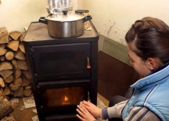 Kriza energjitike/ Propozimi i kryebashkiakut për të kursyer: Ngrohuni me sobë me dru