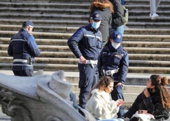 Nuk u lejua të ulej të shkallët e “Piazza di Spagna” në Romë, shqiptari acarohet keq e dhunon policët