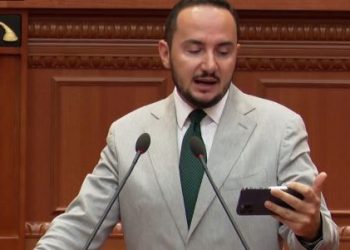 “Kujt i drejtohet?”/ Salianji lexon mesazhin e Yuri Kim: I mbushët xhepat, koha juaj ka marrë fund