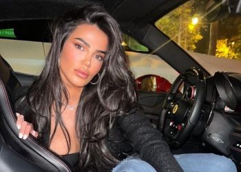 Tmerrohet në avion, Morena Taraku bën reagimin e papritur (FOTO)