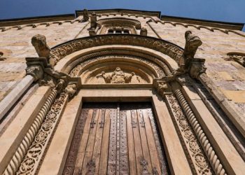 SHBA-ja thirrje Qeverisë Kurti: Zbatoni vendimin për Manastirin e Deçanit